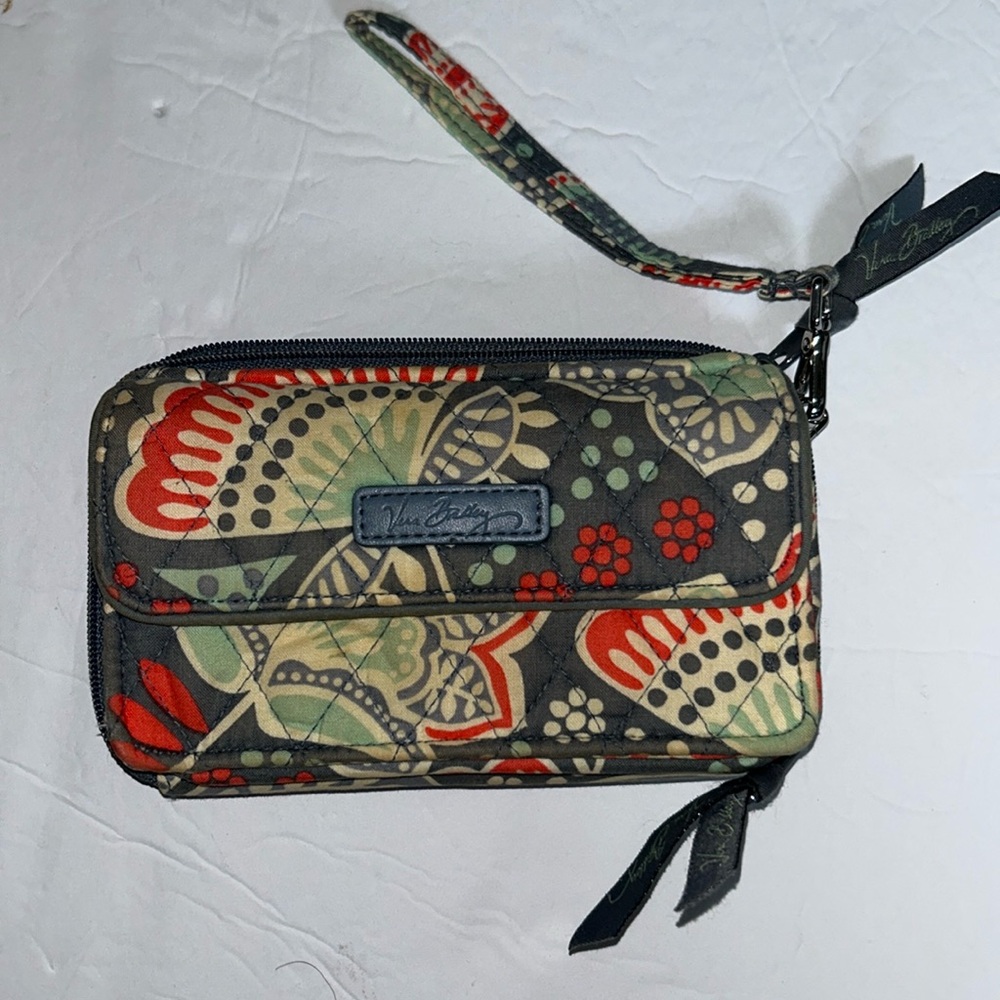 Vera Bradley smartphone zip around wallet in Nomadic floral pattern.. no flaws!
